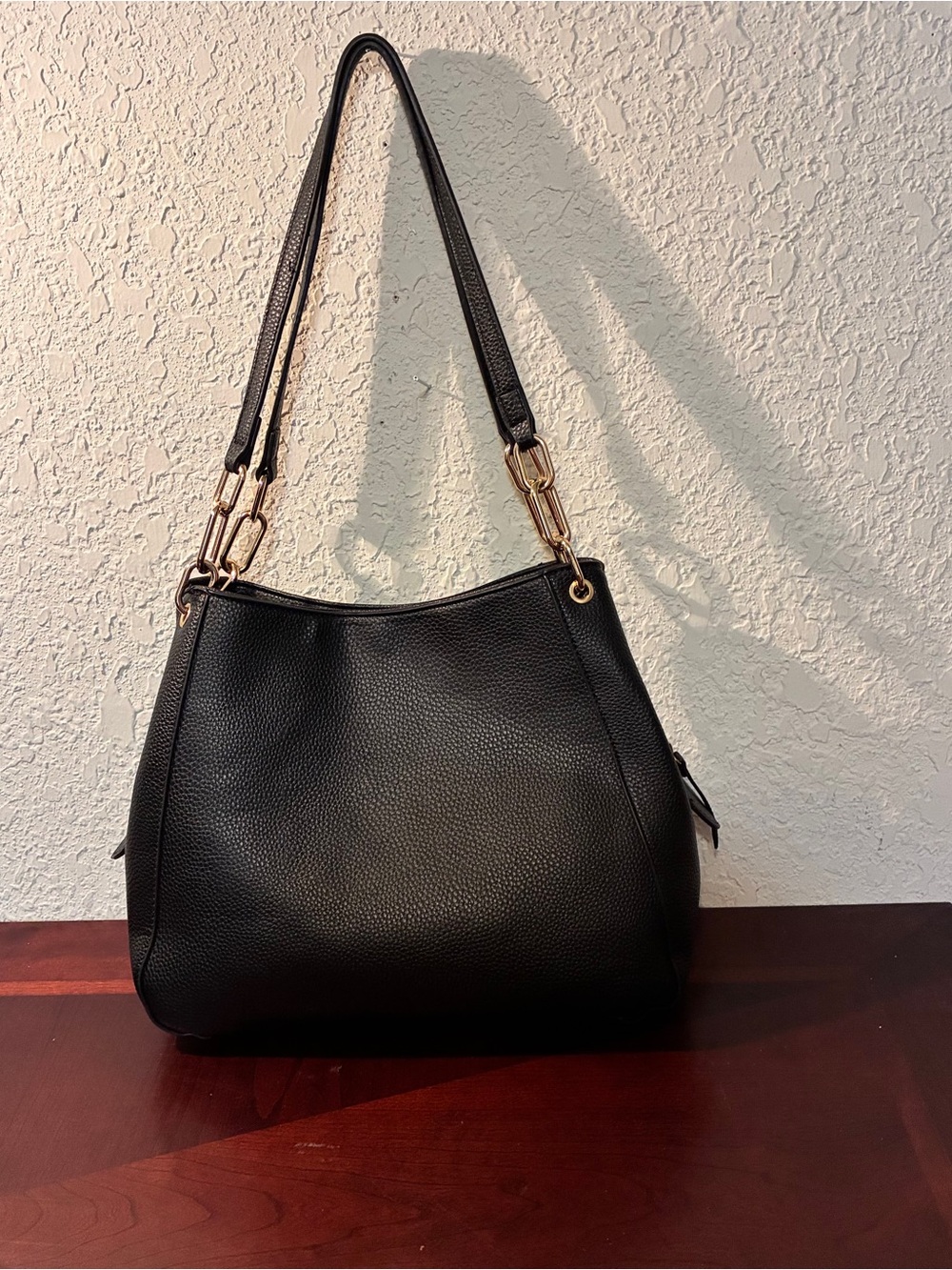 Classic Black Women's Shoulder Bag - Elegant Everyday Tote